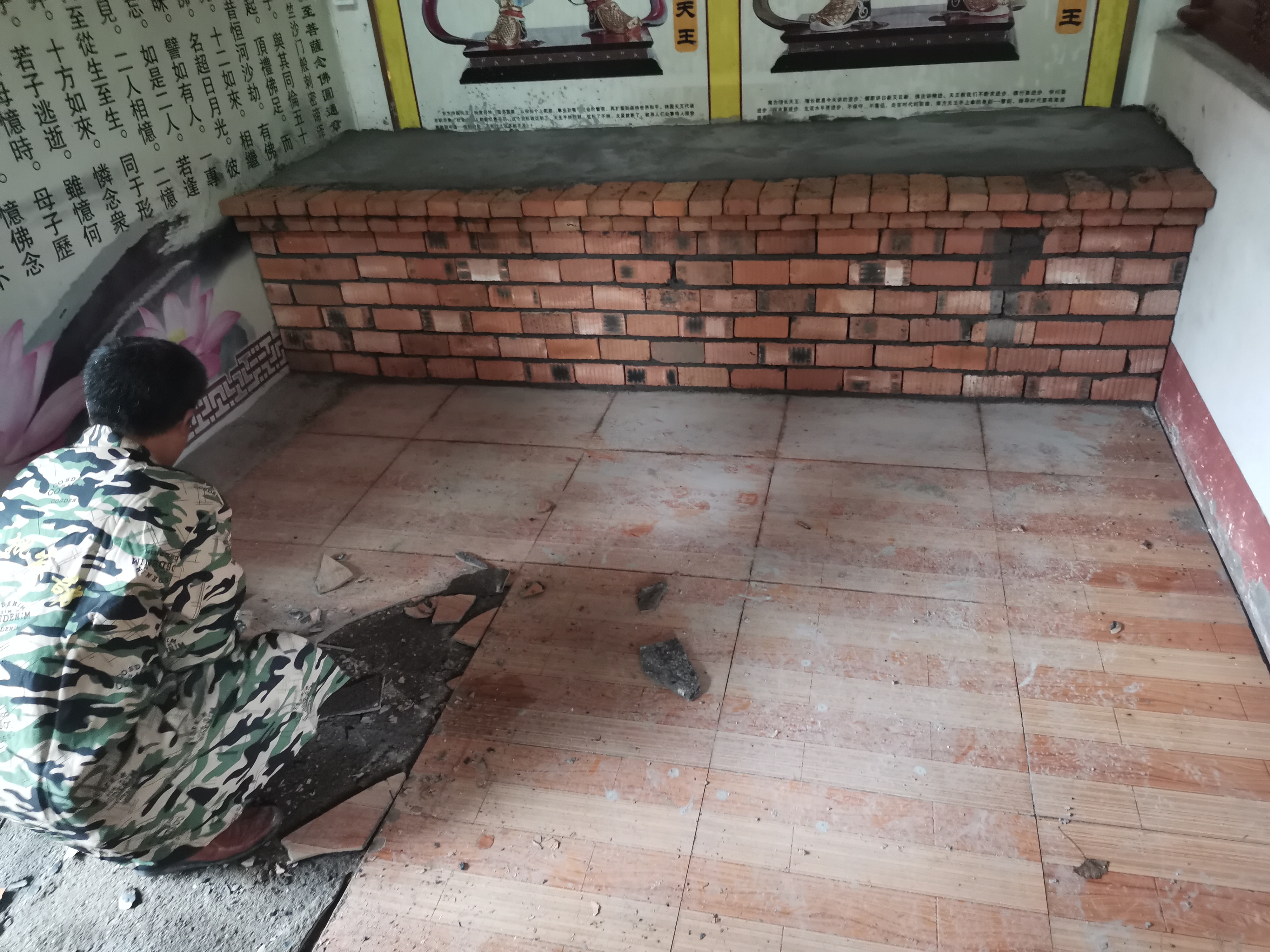 豪彩天王殿铺设地砖及牌匾贴金